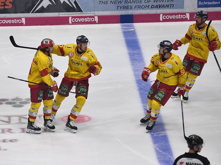 Die Kollegen gratulieren Düsseldorfs Jaedon Descheneau (Nummer 14) zum 1:1 in Augsburg.