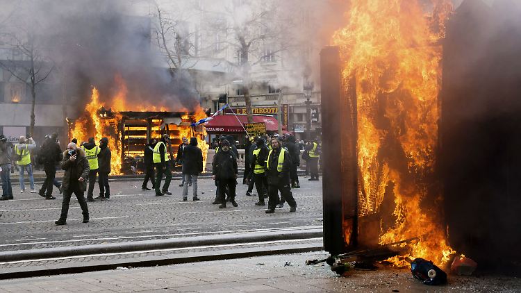 Vertreter der "Gelbwesten" zündeten zahlreiche Barrikaden in Paris an.