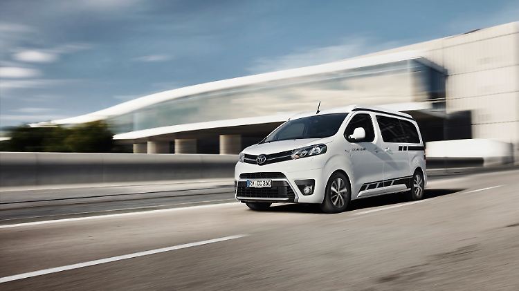 Der knapp fünf Meter lange Crosscamp basiert auf dem Toyota Proace Verso Family und wird zu Preisen ab 42.990 Euro angeboten.