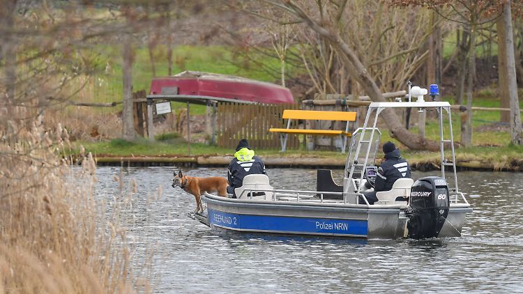 Auch die Polizei NRW unterstützt den Einsatz mit einem Boot. Ein Mantrailer-Hund soll die Fährte aufnehmen.