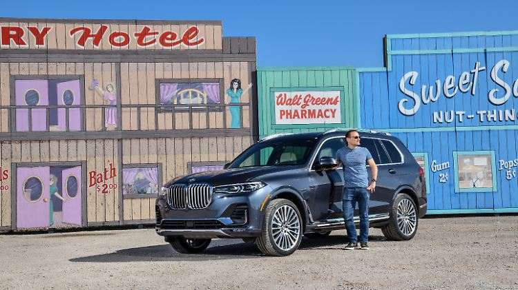 In der Längsbeschleunigung ist auch der BMW X7 eine Macht. Darüber muss der Autor in Western-Kulisse erst einmal nachdenken.