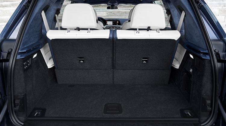 Ist die dritte Reihe aus dem Boden gehoben, wird es mit dem Platz für Ladung selbst im BMW X7 eng.
