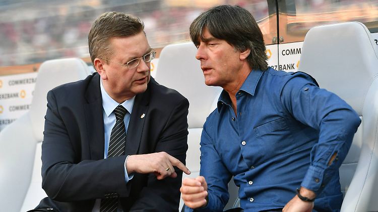 Löw fehlt in Wolfsburg - er musste sich einer Zahn-OP unterziehen.