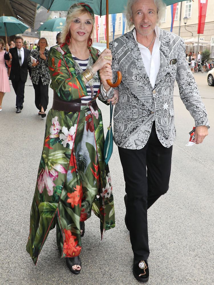 Come rain or come shine - selbst bei Sauwetter als Paradiesvögel unterwegs: Thomas und Thea 2017 in Salzburg vor einer Aufführung auf dem Weg zum Festspielhaus.