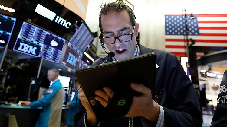 Nach einem ruhigen Handel schließen die US-Aktienmärkte freundlich. Die Händler warten nun ab, was Mitte der Woche die Fed sagt.