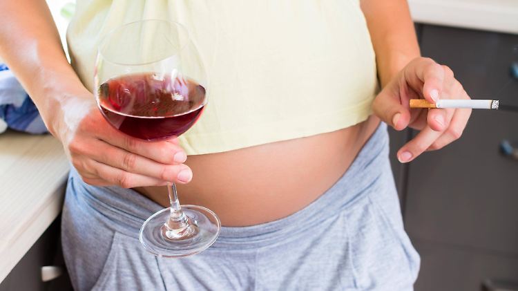 Werdende Mütter sollten während der Schwangerschaft auf Alkohol und Zigaretten verzichten.