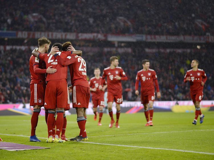 Die Bayern-Profis testen im Sommer den amerikanischen Football-Rasen.