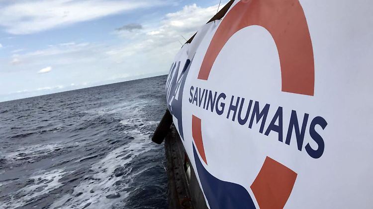 Das Schiff "Mare Jonio" wartet nun vor der Insel Lampedusa.