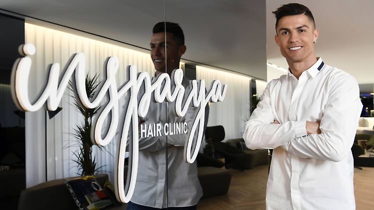 Er selber leide nicht an Haarausfall, sagt Fußballer Ronaldo bei der Eröffnung seiner Transplantations-Klinik in Madrid. Aber er wisse genau, wie wichtig die Frisur fürs Selbstwertgefühl sei.  