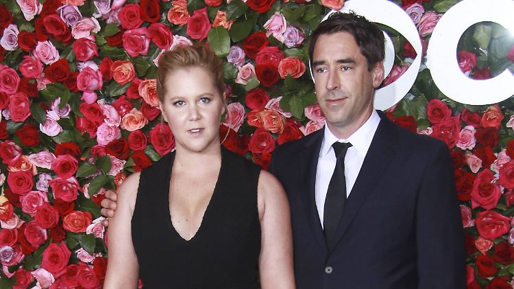 Bei Amy Schumer und Chris Fischer ging alles ganz schnell. Schon nach drei Monaten haben die beiden geheiratet, das erste Kind ist unterwegs.