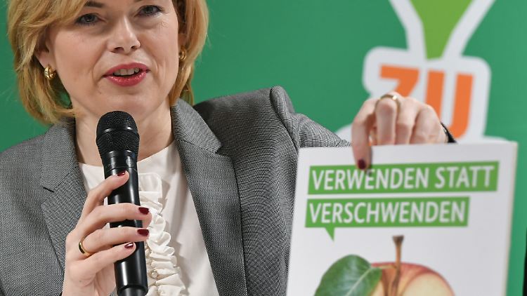 Besser ein Apfel? Ministerin Klöckner will trotzdem nicht den Speiseplan der Kinder staatlich regeln.