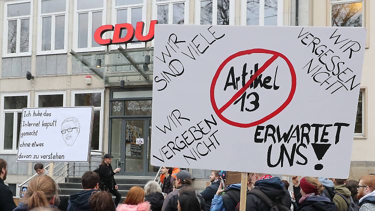 Der Protest gegen die EU-Urheberrechtsreform hat längst die Straße erreicht, hier vor der CDU-Zentrale in Niedersachsen.