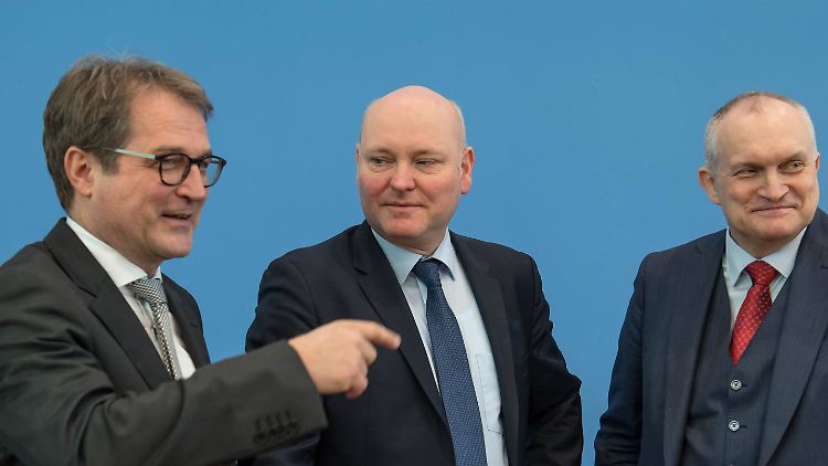 Truger (Mitte) am Vormittag bei der Vorstellung des Berichtes der Wirtschaftsweisen.