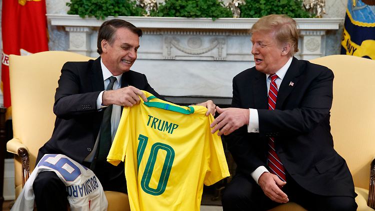 Mehr Harmonie geht nicht: Sogar ein Trikot tauschten Bolsonaro und Trump. Der US-Präsident bekam ein Leibchen der brasilianischen Fußball-Nationalmannschaft, der Gast erhielt ... 