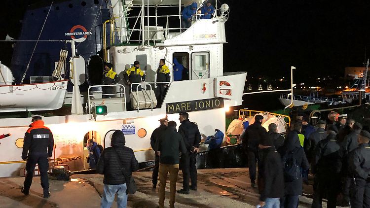 Schiff beschlagnahmt: Die italienischen Behörden lassen 49 Flüchtlinge an Land gehen. Die Seenotretter müssen mit einem Verfahren rechnen.