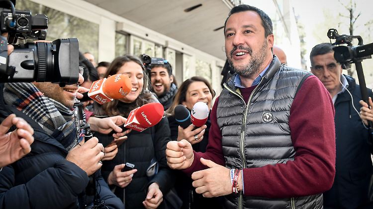 Innenminister Salvini verabschiedet neue Richtlinien. Den Seenotrettern drohen Verfahren wegen "Begünstigung von Menschenhandel".