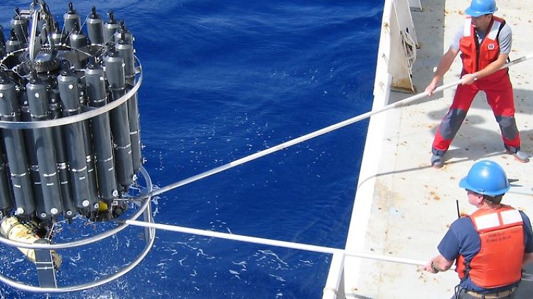 Messrosette mit Probenflaschen zur Bestimmung der CO2-Konzentration im Meer.