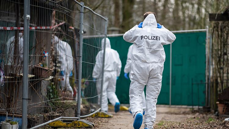 Mehrfach haben Polizeibeamte in der abgesperrten Parzelle des mutmaßlichen Täters auf dem Campingplatz Eichwald in Lügde bereits Spuren gesichert.