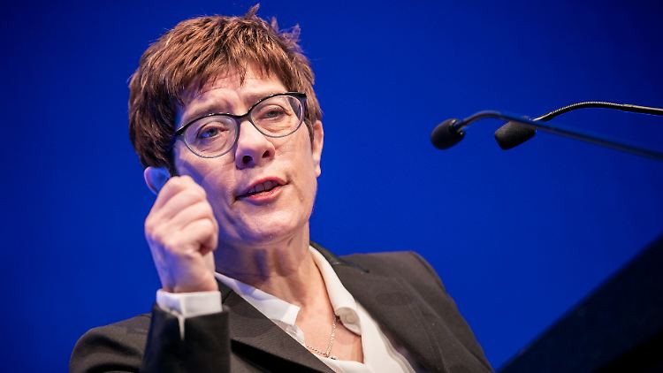 Annegret Kramp-Karrenbauer fordert Konsequenzen für Ungarns Regierungspartei. 
