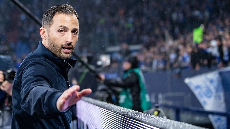 Domenico Tedesco fiebert weiterhin mit Schalke mit.