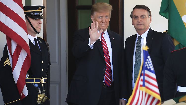 Brasiliens Präsident Bolsonaro (r.) bei seinem Treffen mit Trump in Washington. 