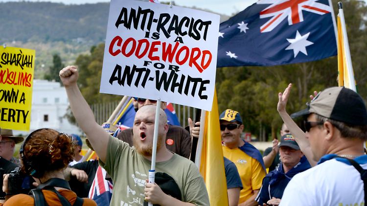 Ein australischer Demonstrant hält ein Banner mit dem Titel "Anti-Rassist ist ein Codewort für Anti-Weiß" (Archivbild).