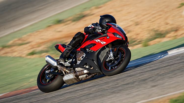 Die S 1000 RR ist vorrangig für die Rennstrecke konzipiert. Da ist sie dann aber auch wirklich zu Hause.