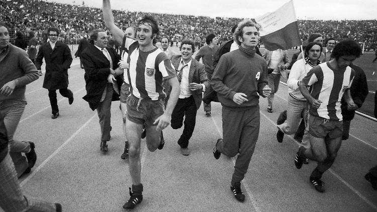 Charly Mrosko kann feiern - hier den Pokalsieg 1971 gemeinsam mit Uli Hoeneß.