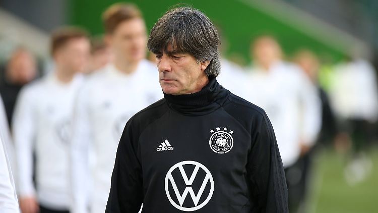 Bundestrainer Joachim Löw stellt den Umbruch auf die Probe.