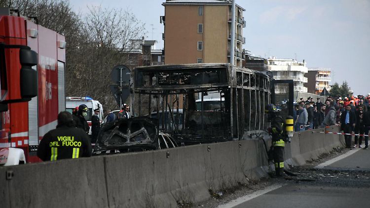 Der Schulbus ist vollkommen ausgebrannt.