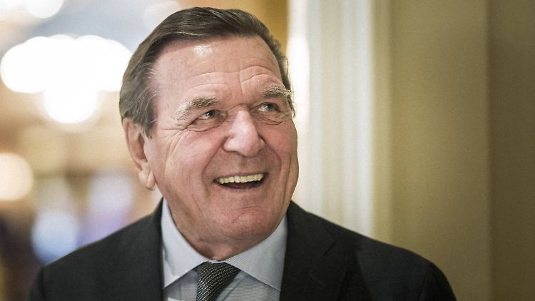 Bislang hat das Kanzleramt jede eingereichte Rechnung der Altkanzler wie Gerhard Schröder durchgewunken. Damit soll jetzt Schluss sein.