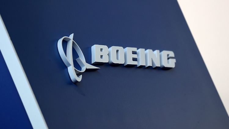 Nach zwei Flugzeugabstürzen in weniger als einem halben Jahr wird die Zulassung der Boeing 737 Max durch die US-Luftfahrtbehörde geprüft.
