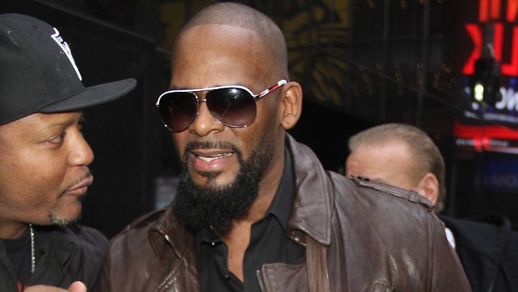 R. Kelly ist nicht nur bei seinen Fans in Ungnade gefallen. Nicht einmal seine Familie möchte mehr etwas mit ihm zu tun haben.
