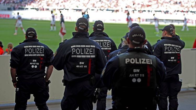 Polizisten in Stuttgart: Entscheidet das Bundesverwaltungsgericht zugunsten des Landes Bremens, könnten auch einige ihrer Bundesliga-Einsätze künftig von der DFL bezahlt werden.