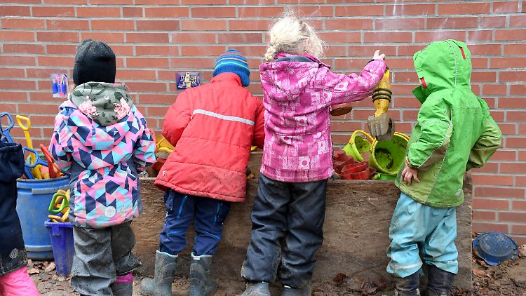 Unter anderem sollen die Kinder betroffener Familien ein kostenloses Kita-Essen bekommen.