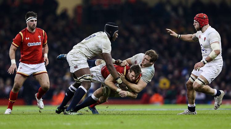 Rugby ist eine der härtesten Sportarten der Welt. Das wusste der Waliser Dan Biggar (mit Ball) auch schon vor diesem fairen Tackling seiner englischen Gegenspieler.