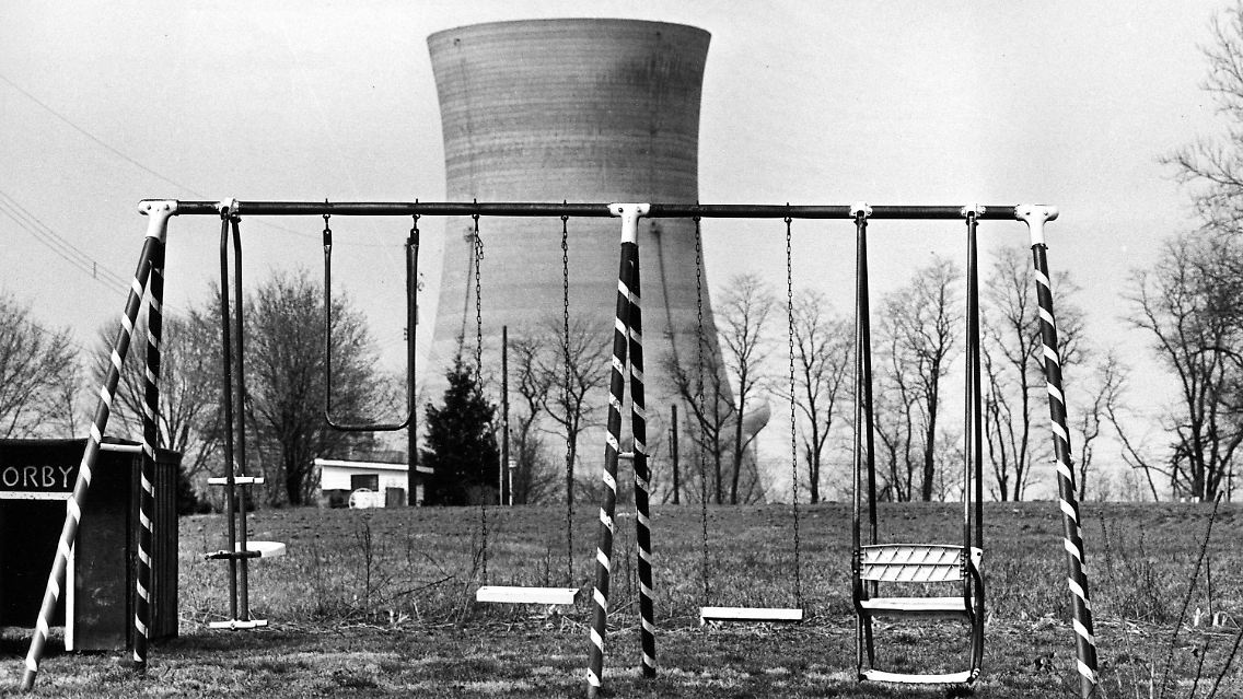 BILD 5 This March 30, 1979, file photo shows a cooling tower of the Three Mile Island nuclear power plant near Harrisburg, Pa., as it looms behind an abandoned playground. Forty years after Three Mil.jpg