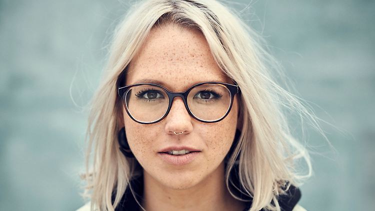"Ich brauche Abwechslung", sagt Stefanie. "Ich könnte mich nie auf die Bühne stellen und 90 Minuten denselben Song spielen."