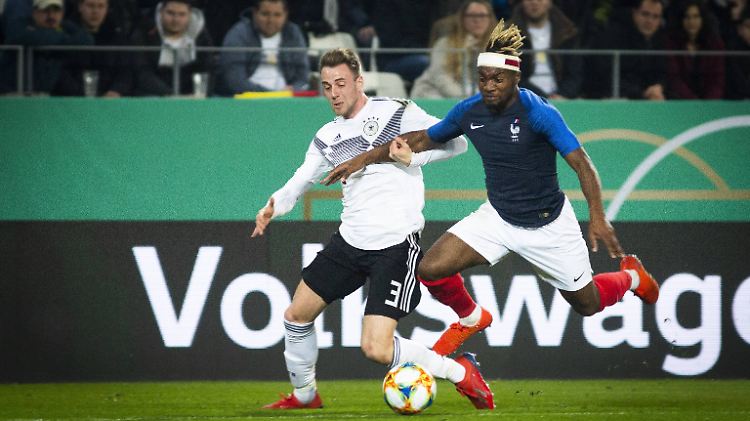 Lukas Kluenter im Duell mit Allan Saint-Maximin.
