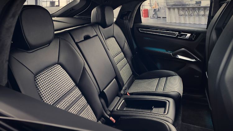 In der zweiten Reihe platzieren sich die Fahrgäste im Porsche Cayenne Coupé auf Einzelsitzen.