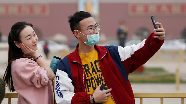 Touristen vor der Verbotenen Stadt in Peking.