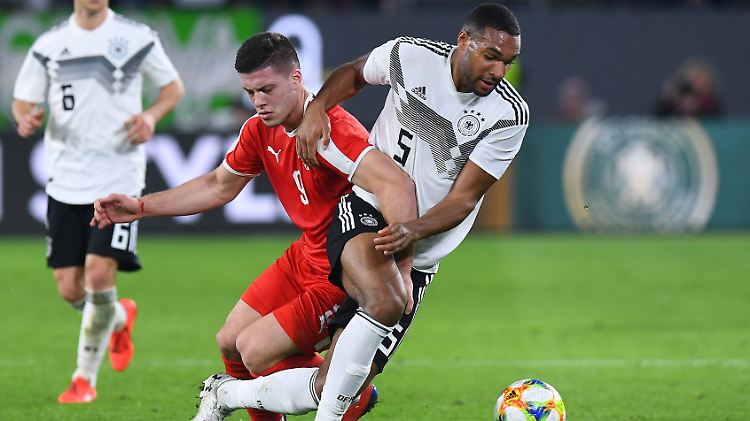 Jonathan Tah hat die Nummer fünf von Mats Hummels geerbt - und überraschte diesen mit einer "schönen Geste".