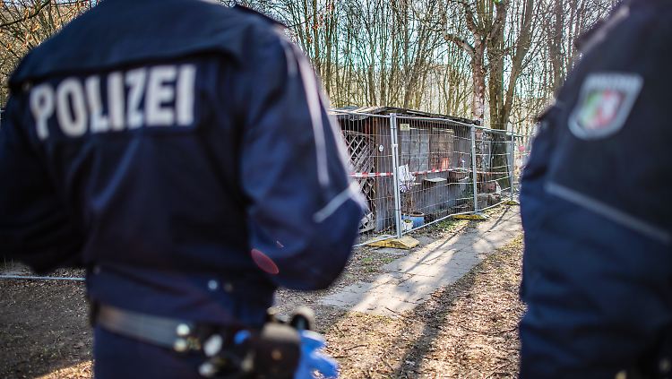 Bisher wurden bei der NRW-Polizei 17 Beamte des Dienstes suspendiert.