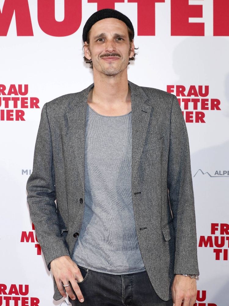 Ach ja, Männer spielen auch mit, Max von Thun zum Beispiel. Sehr schön.