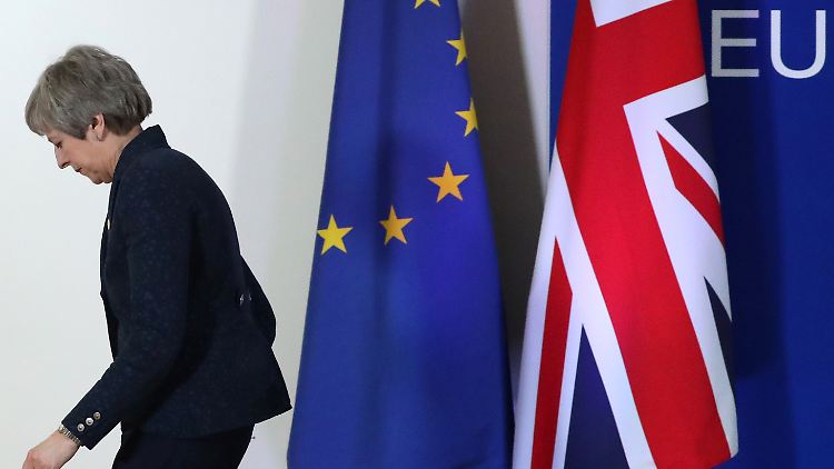 Britische Medien sehen die Premierministerin May im Ringen mit der EU um den Brexit als geschwächt an.
