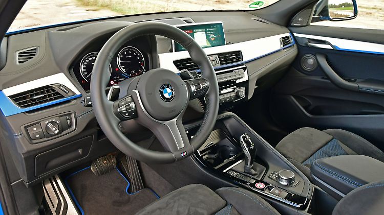 Den Arbeitsplatz des Fahrers kennt man aus dem X1, nur wirkt im X2 alles etwas gedrängter.