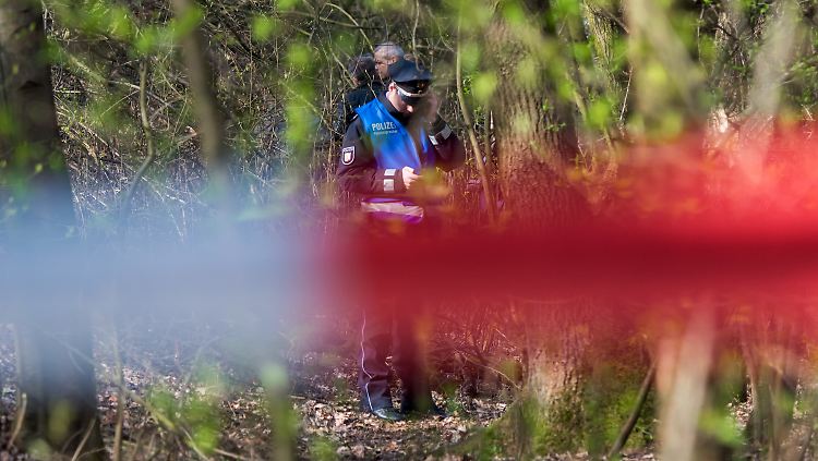 Eingewickelt in ein blaues Handtuch und teilweise verscharrt: Der Fundort des toten Babys in Glinde ist Sperrgebiet. 