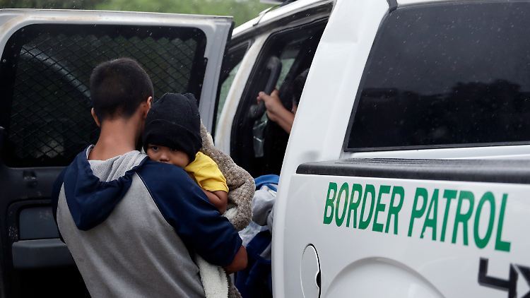 Die meisten Menschen kommen als Familien. Auch, weil sie sich bessere Chancen ausrechnen, in den USA bleiben zu können.