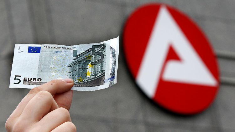 Ein Schock sei es gewesen, als er erfahren habe, dass seine Leistungen gestrichen werden, sagt der Brite.