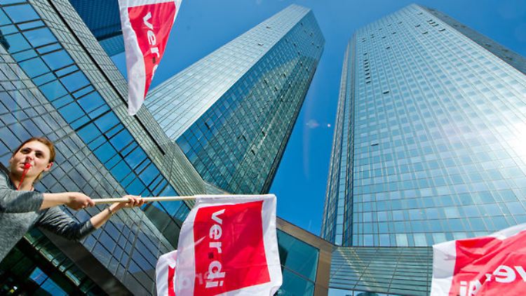 Verdi-Protestaktion vor der Deutschen Bank in Frankfurt am Main im Mai 2015.